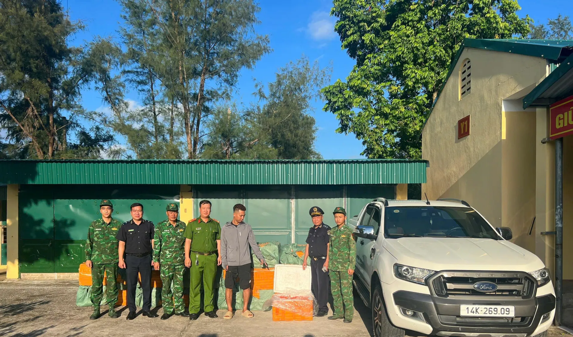 Bắt giữ vụ vận chuyển số lượng lớn trứng gà non đông lạnh không rõ nguồn gốc