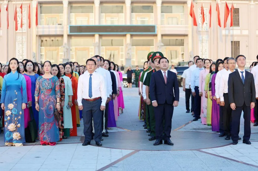 Hơn 1.000 đại biểu dự Lễ chào cờ kỷ niệm 96 năm Ngày thành lập Hội LHPN Việt Nam