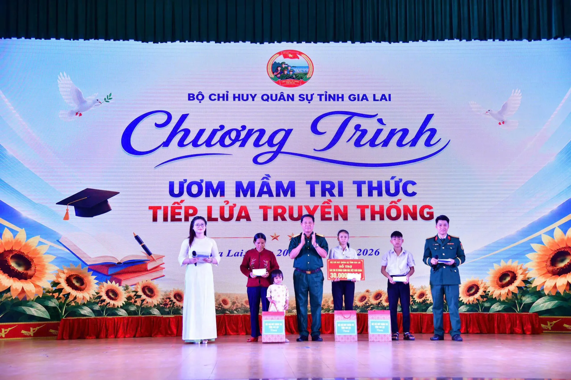 ÁO XANH NÂNG BƯỚC EM ĐẾN TRƯỜNG