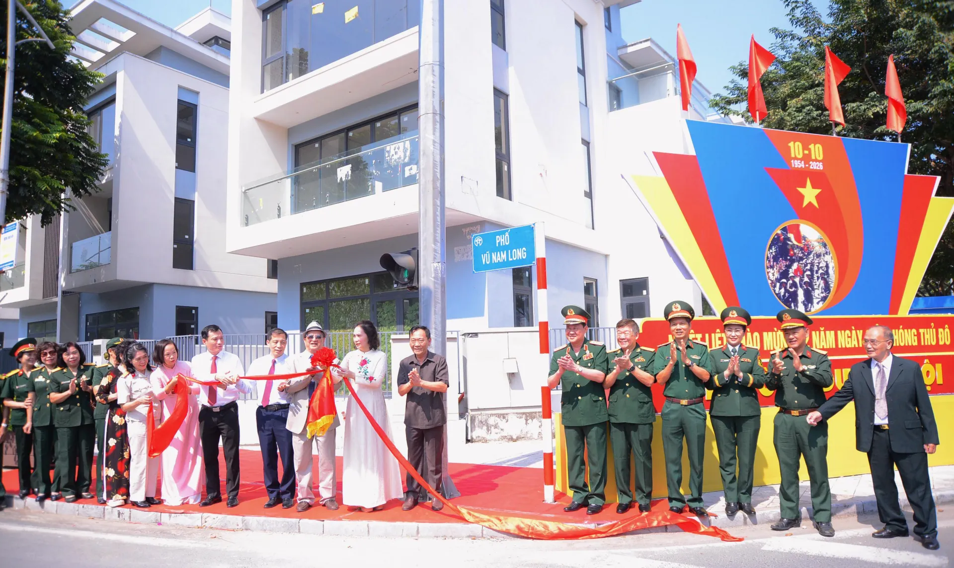 Gắn biển tên phố mang tên Trung tướng Vũ Nam Long tại Hà Nội