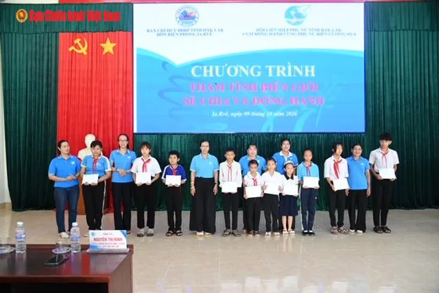 “Thắm tình biên giới - Chia sẻ và đồng hành” tại xã Ia Rvê