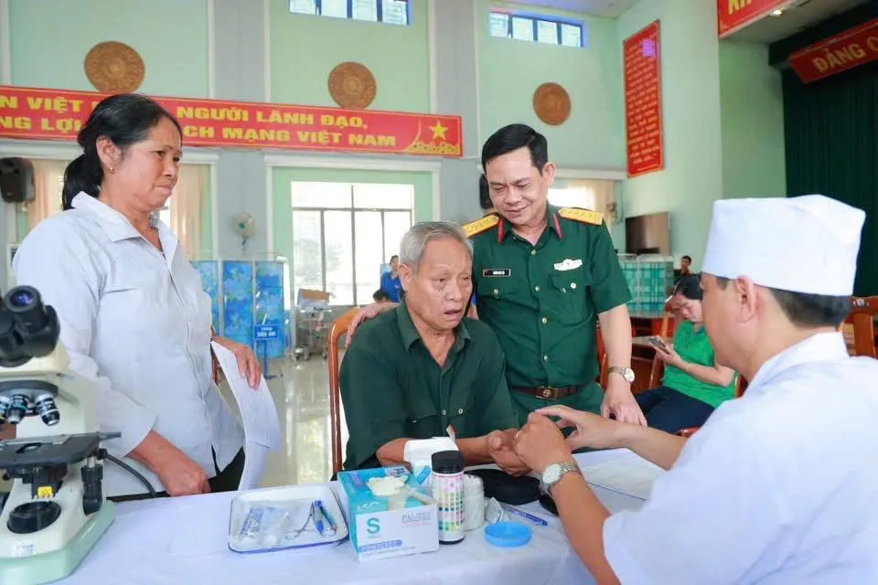 Bệnh viện Quân y 211 phối hợp khám bệnh, tư vấn, cấp thuốc miễn phí cho nhân dân tại xã Chư Prông- Gia Lai