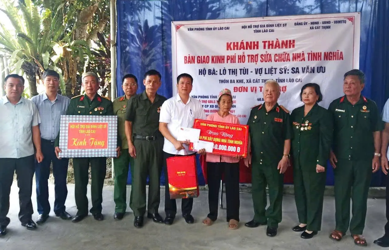 Người vợ liệt sỹ 84 tuổi ở xã Cát Thịnh (Lào Cai) xúc động đón nhận nhà tình nghĩa                                     
