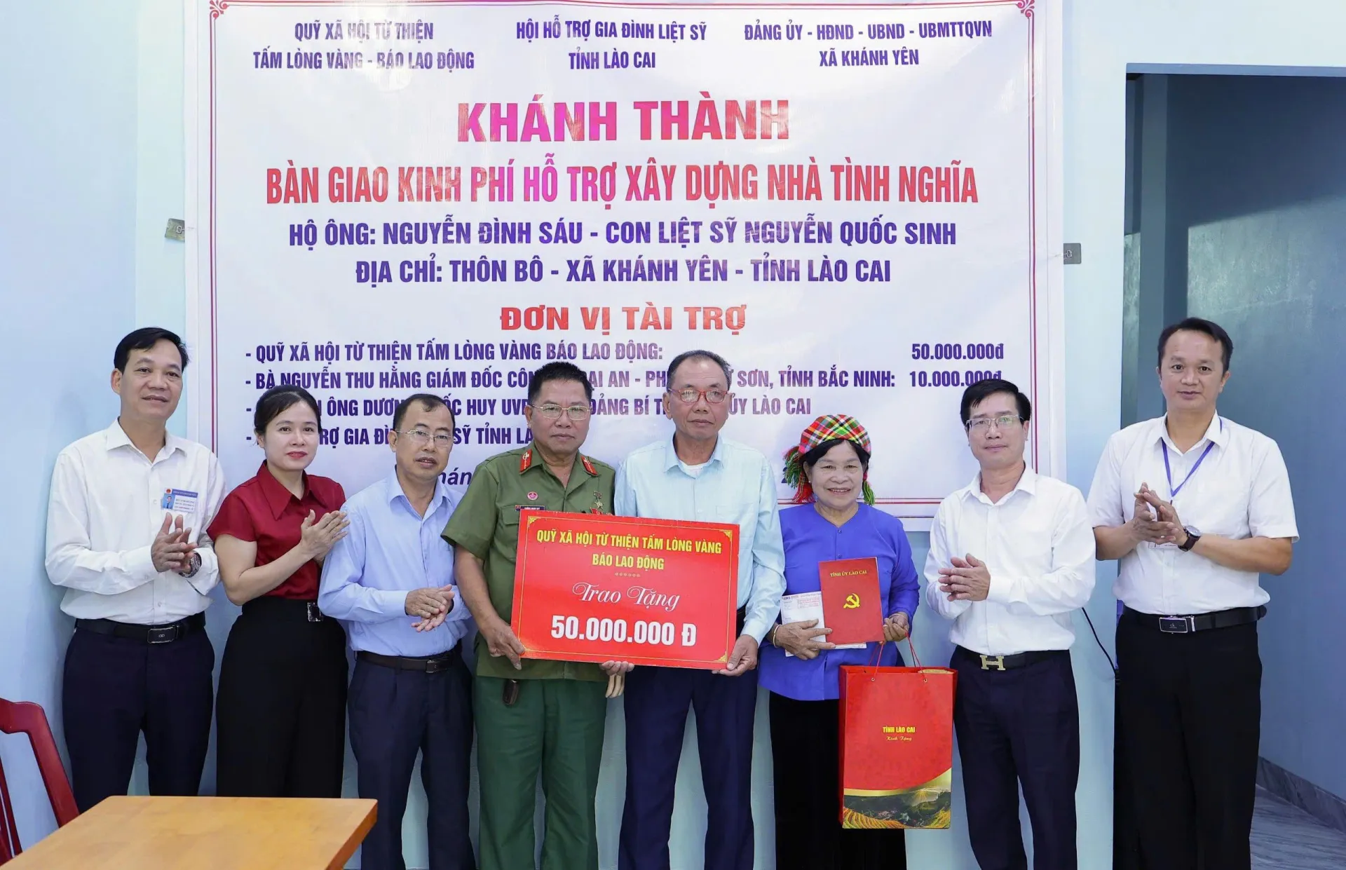 Bàn giao kinh phí hỗ trợ làm nhà tình nghĩa cho gia đình thân nhân liệt sỹ ở xã Khánh Yên, tỉnh Lào Cai