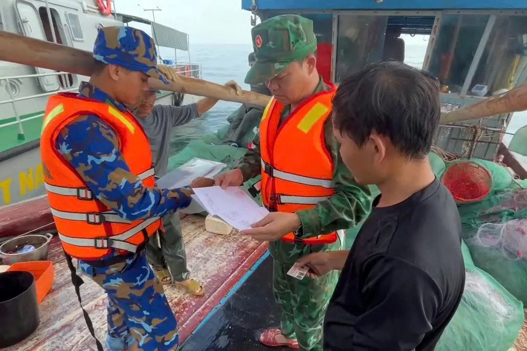 Bộ đội Biên phòng TP Huế bắt giữ 3 tàu cá khai thác thủy sản trái phép