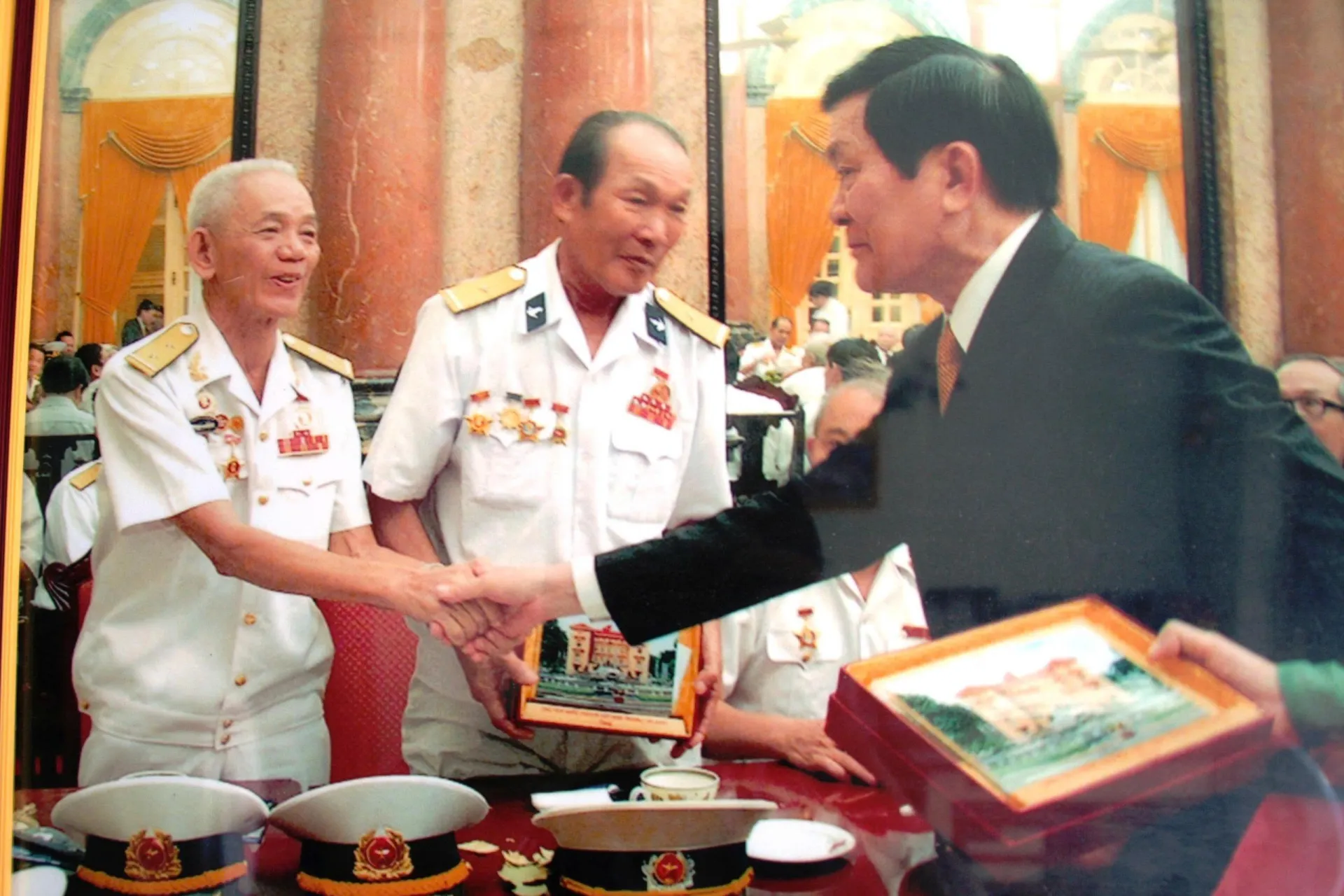 Thăm tặng quà cựu binh tàu không số
