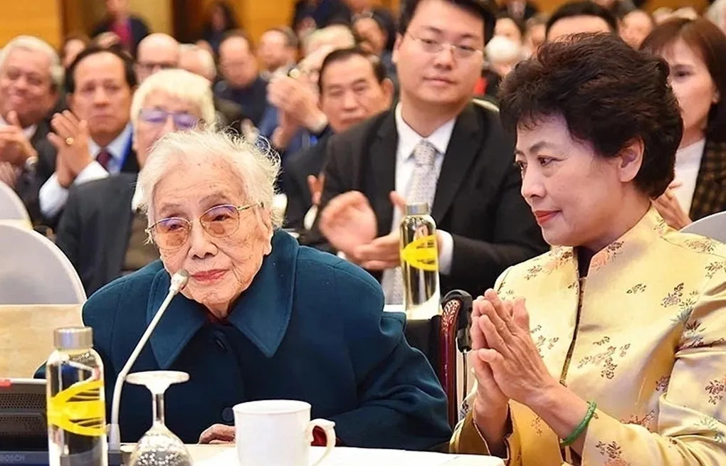 Người phụ nữ “đem bạn bè về cho dân tộc”
