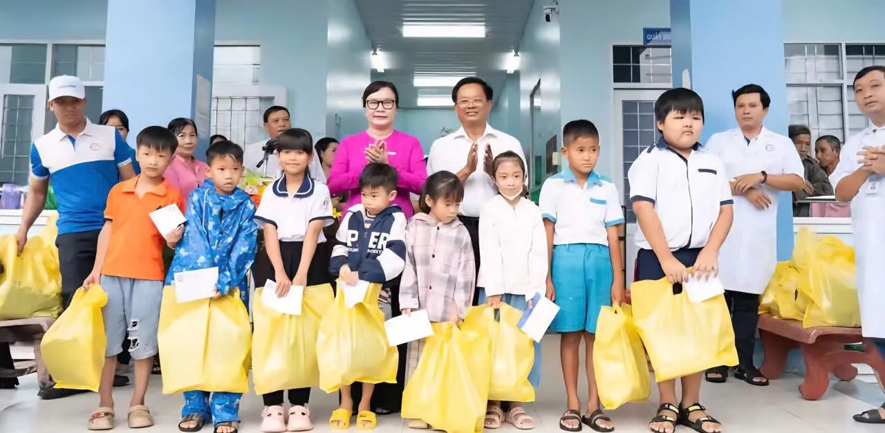 ĐẠI HỌC Y DƯỢC CẦN THƠ: CHUNG TAY VÌ SỨC KHỎE NHÂN DÂN