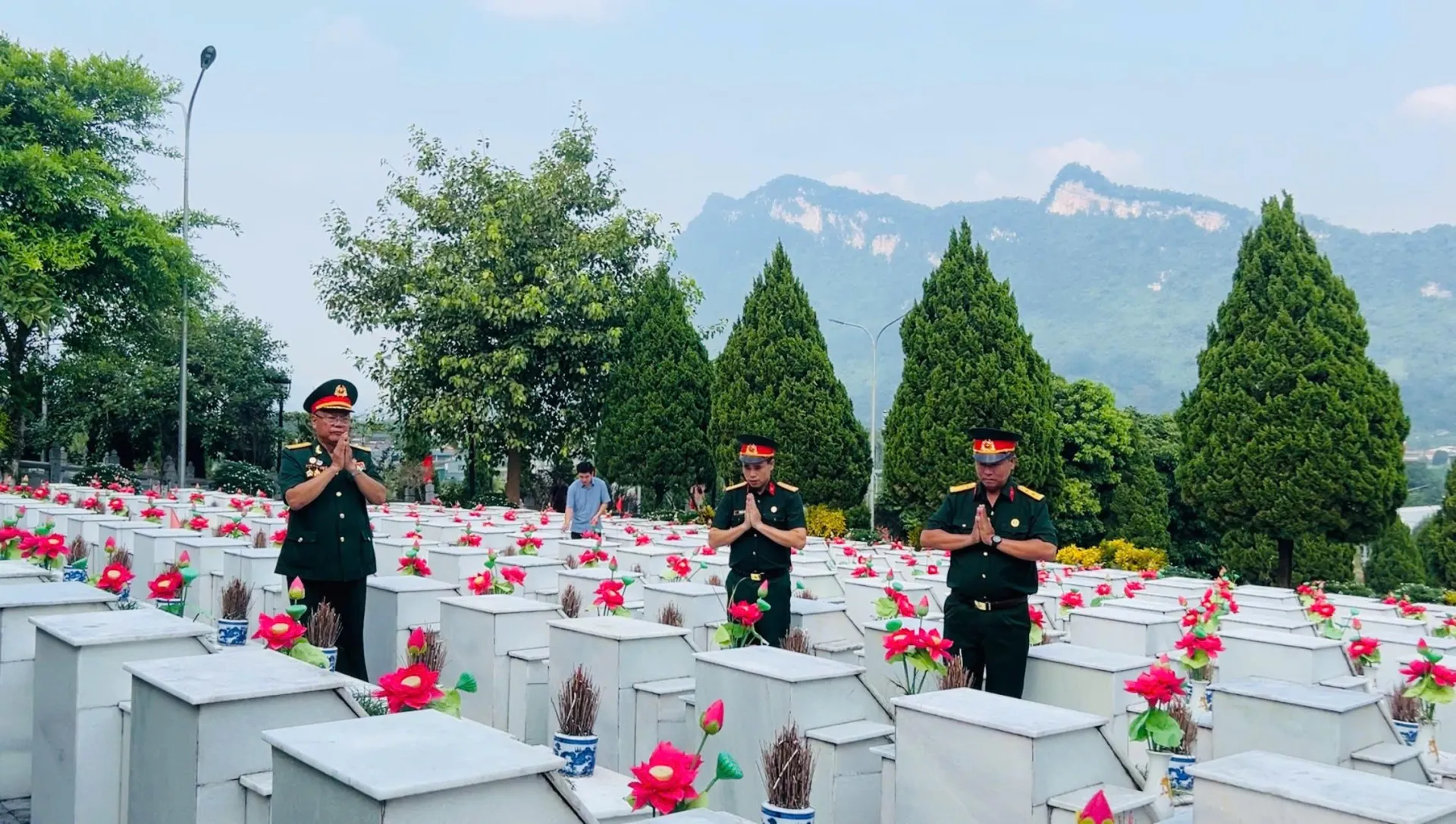 Hội Cựu chiến binh Cơ quan Trung ương Hội Luật gia Việt Nam thăm viếng Nghĩa trang liệt sĩ Quốc gia Vị Xuyên