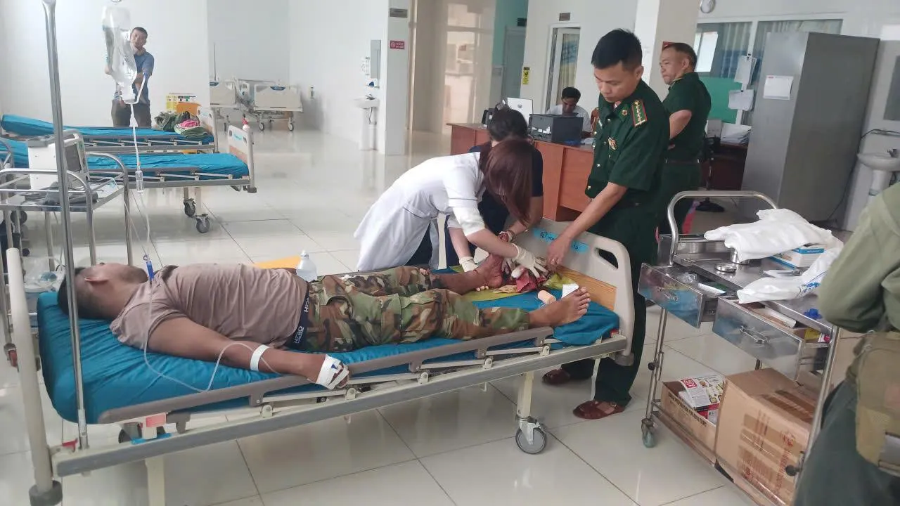 Đồn Biên phòng Ia Dom hỗ trợ một quân nhân Campuchia gặp tai nạn