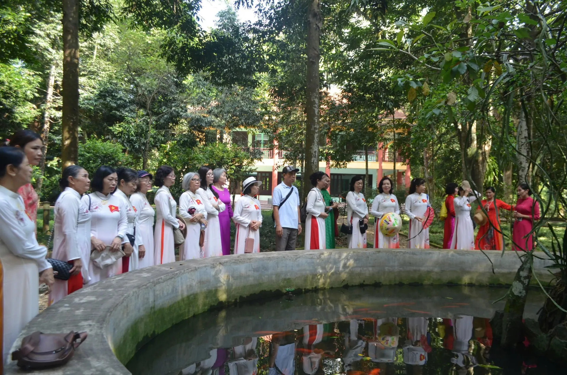 NƠI CON VỀ VỚI BÁC HỒ 
