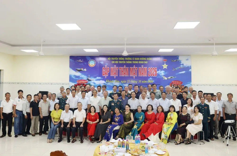 Ấm áp nghĩa tình đồng đội dưới mái nhà xưa