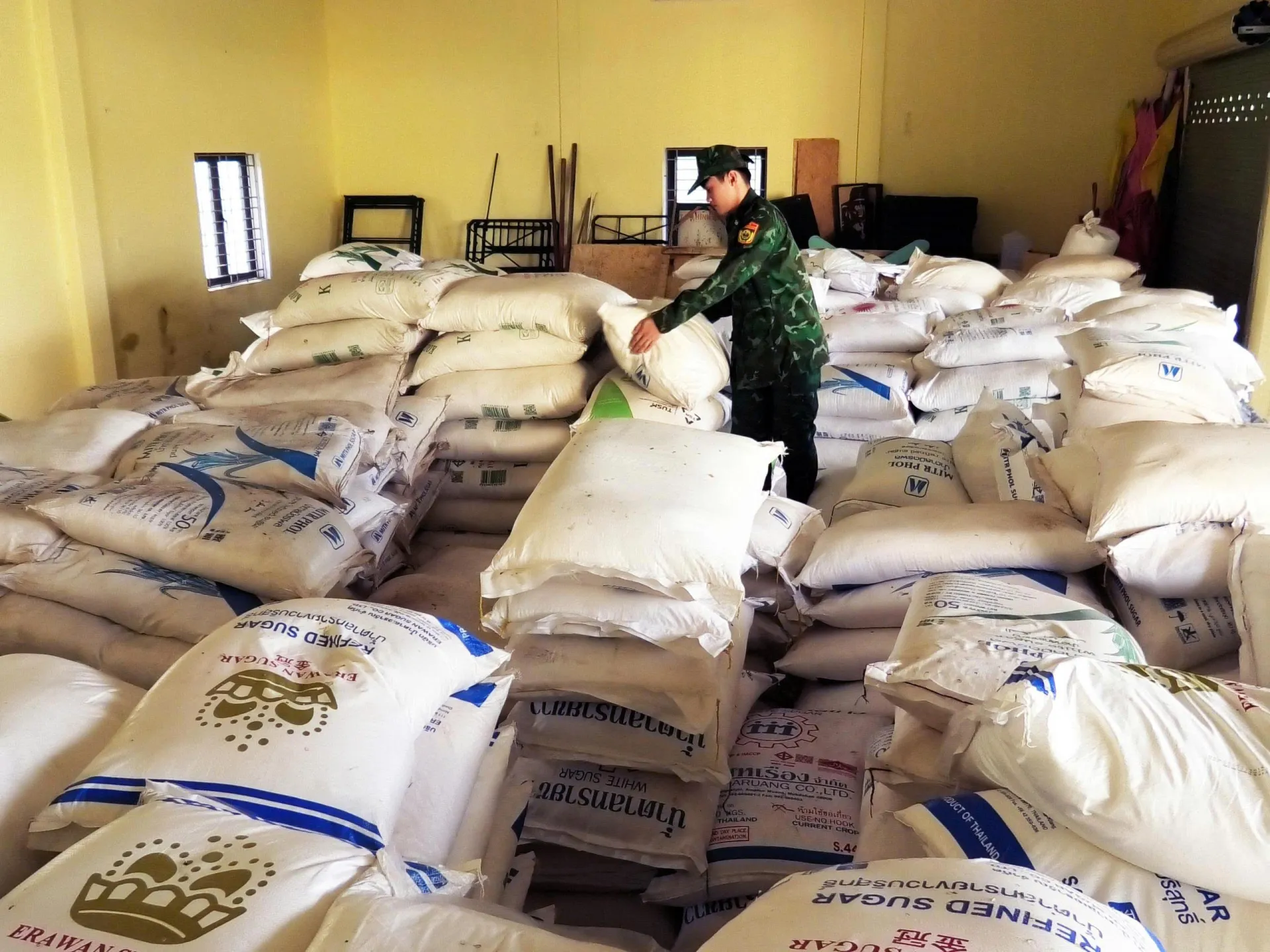 Quảng Trị: Bộ đội Biên phòng Lao Bảo bắt giữ và xử lý 36 tấn đường kính nhập lậu