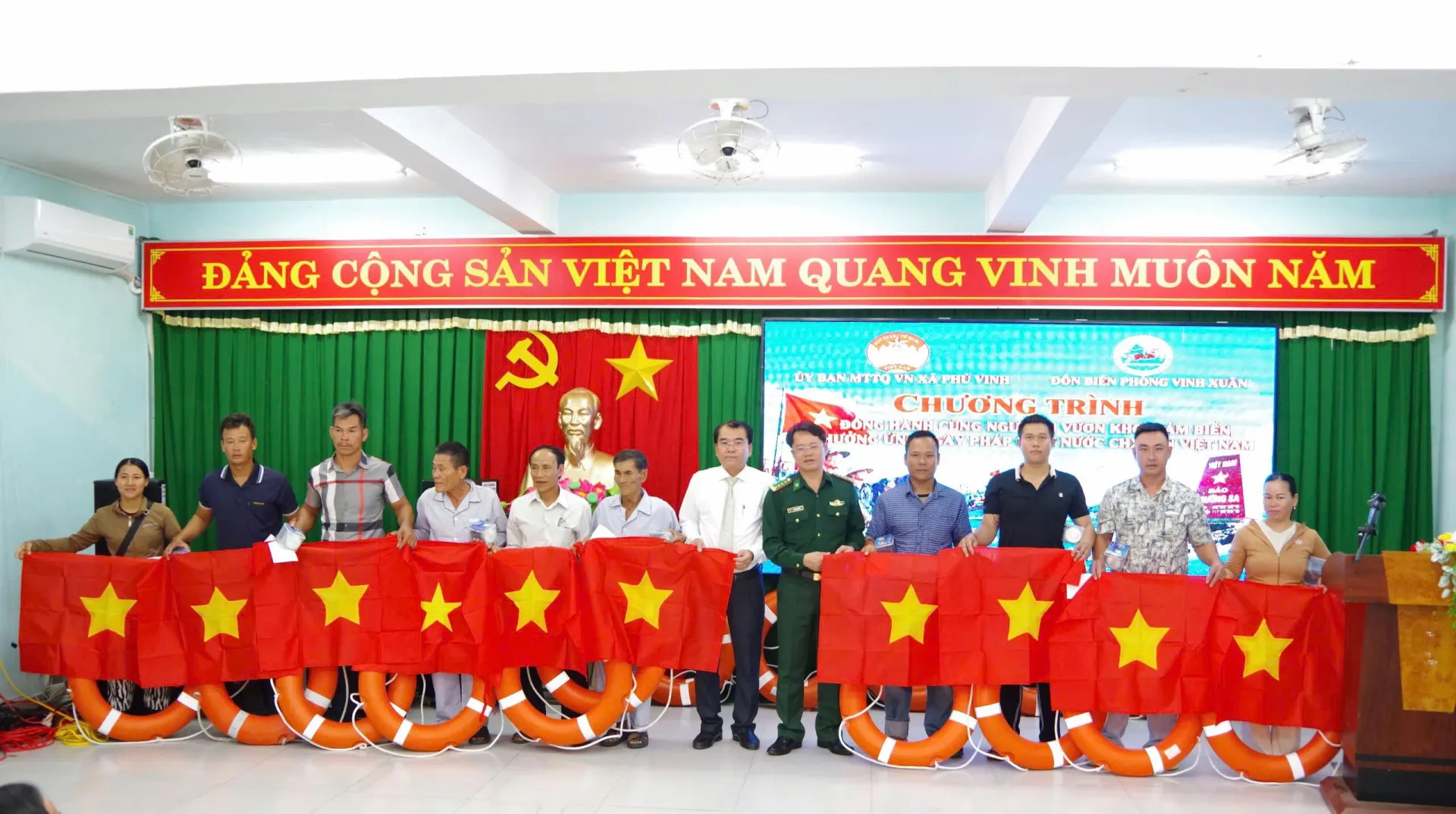 Tuyên truyền chống khai thác IUU, trao 50 suất quà cho ngư dân Huế
