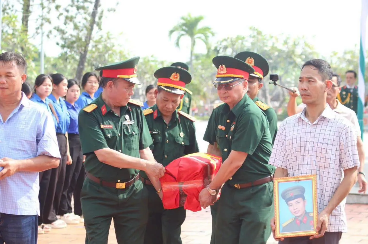 Hài cốt Liệt sĩ Lê Quang Trung từ An Giang được trở về quê Ninh Bình