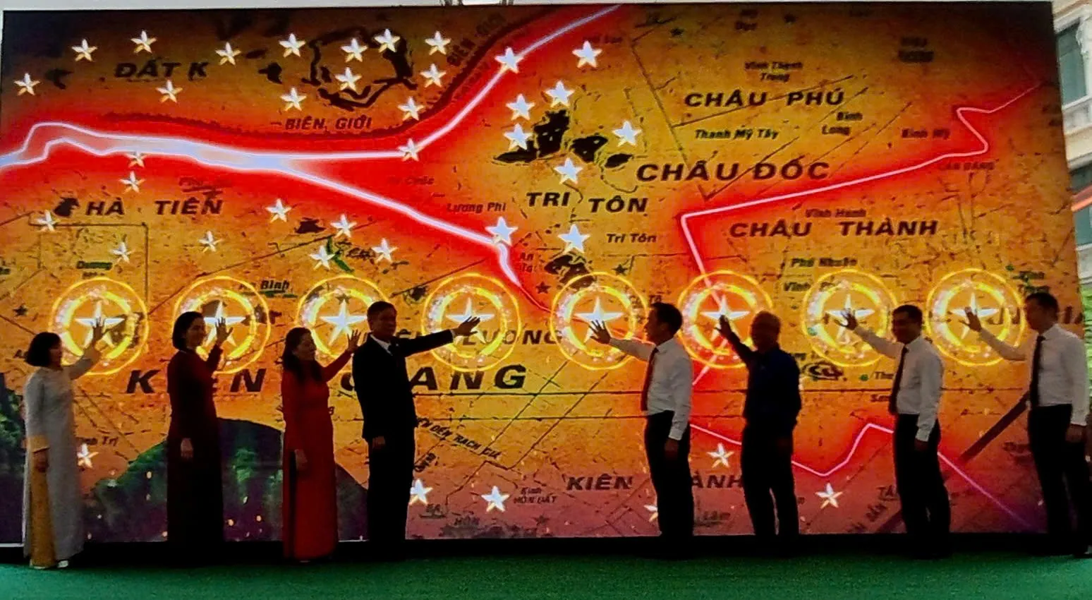 Khai mạc trưng bày chuyên đề “Thời thanh xuân từ Đường Trường Sơn đến Đường 1C huyền thoại'