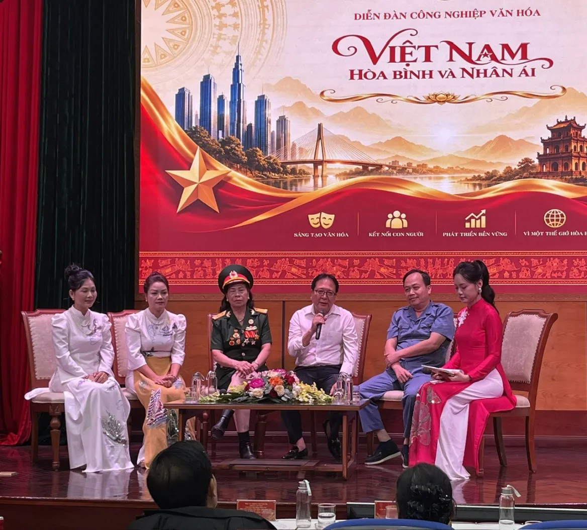 CCB Đoàn Thị Ngọc Lan tham dự Diễn đàn Công nghiệp văn hoá và tặng quà các cháu mồ côi, con thương binh, CCB có hoàn cảnh khó khăn