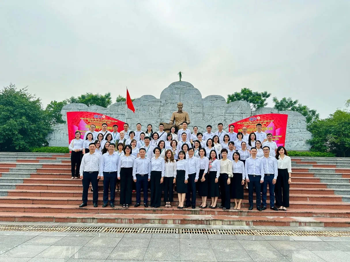NGỌN ĐÈN THẮP MUỘN BÊN THỀM NGHỊ QUYẾT