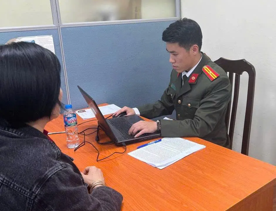 Hà Nội: Xử phạt người phụ nữ live stream thông tin sai sự thật tại điểm cấp đối Giấy phép lái xe