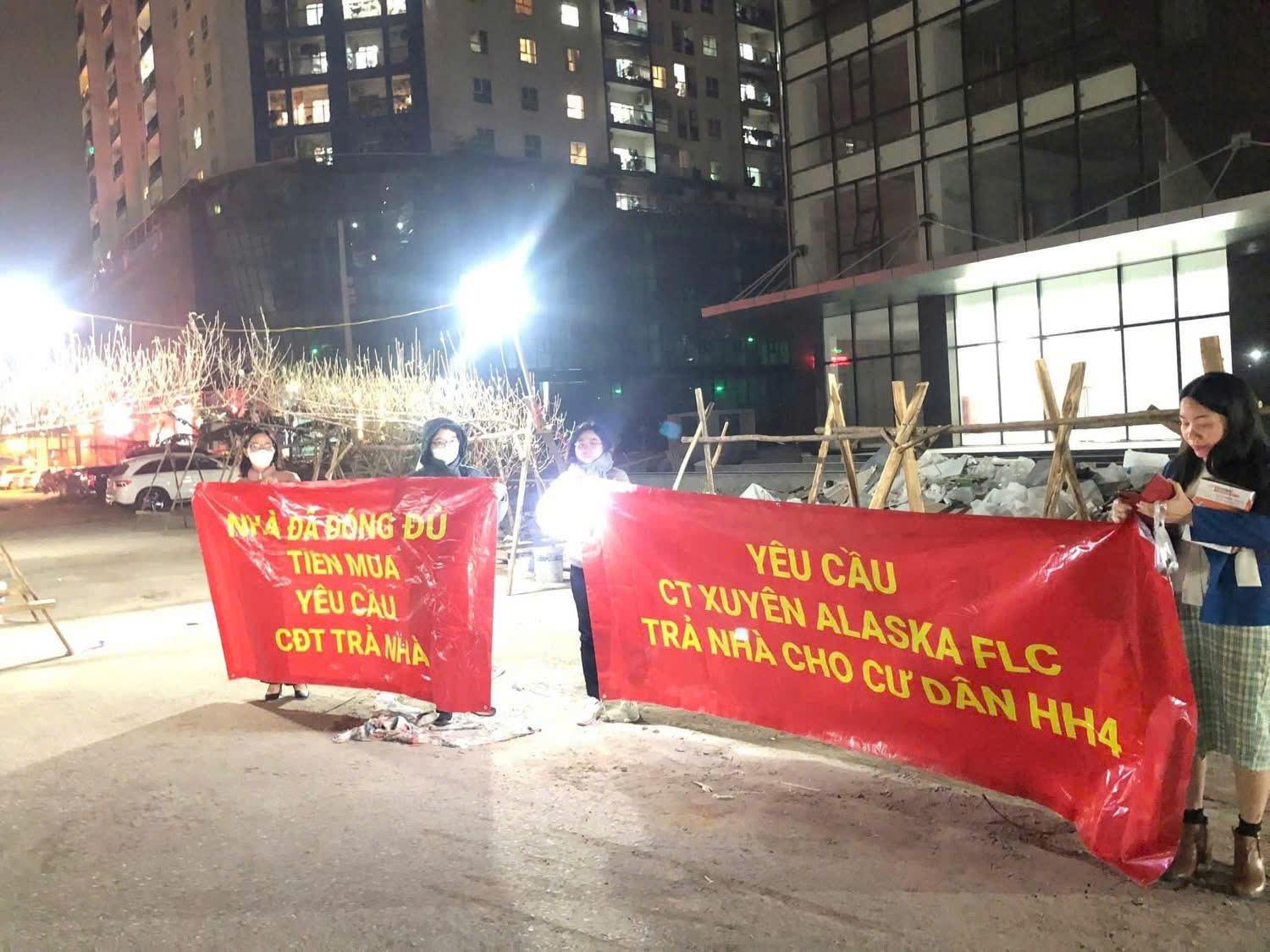 Công ty con của FLC bị dân căng băng rôn đòi nhà giữa đêm tối