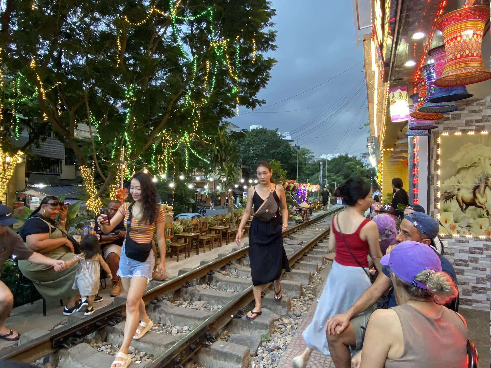 Cảm thấy gì khi ngồi cà phê đường tàu ở Hà Nội?