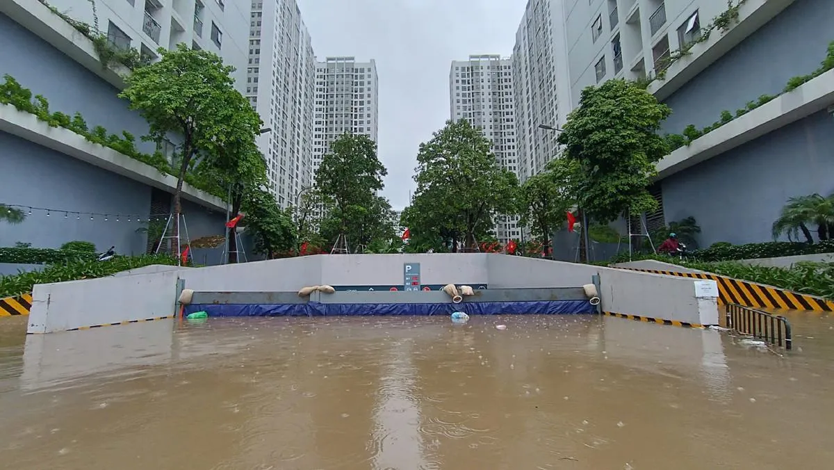 Hà Nội: Chung cư bị cô lập sau mưa lớn, hầm xe trăm ô tô đối diện nguy cơ ngập