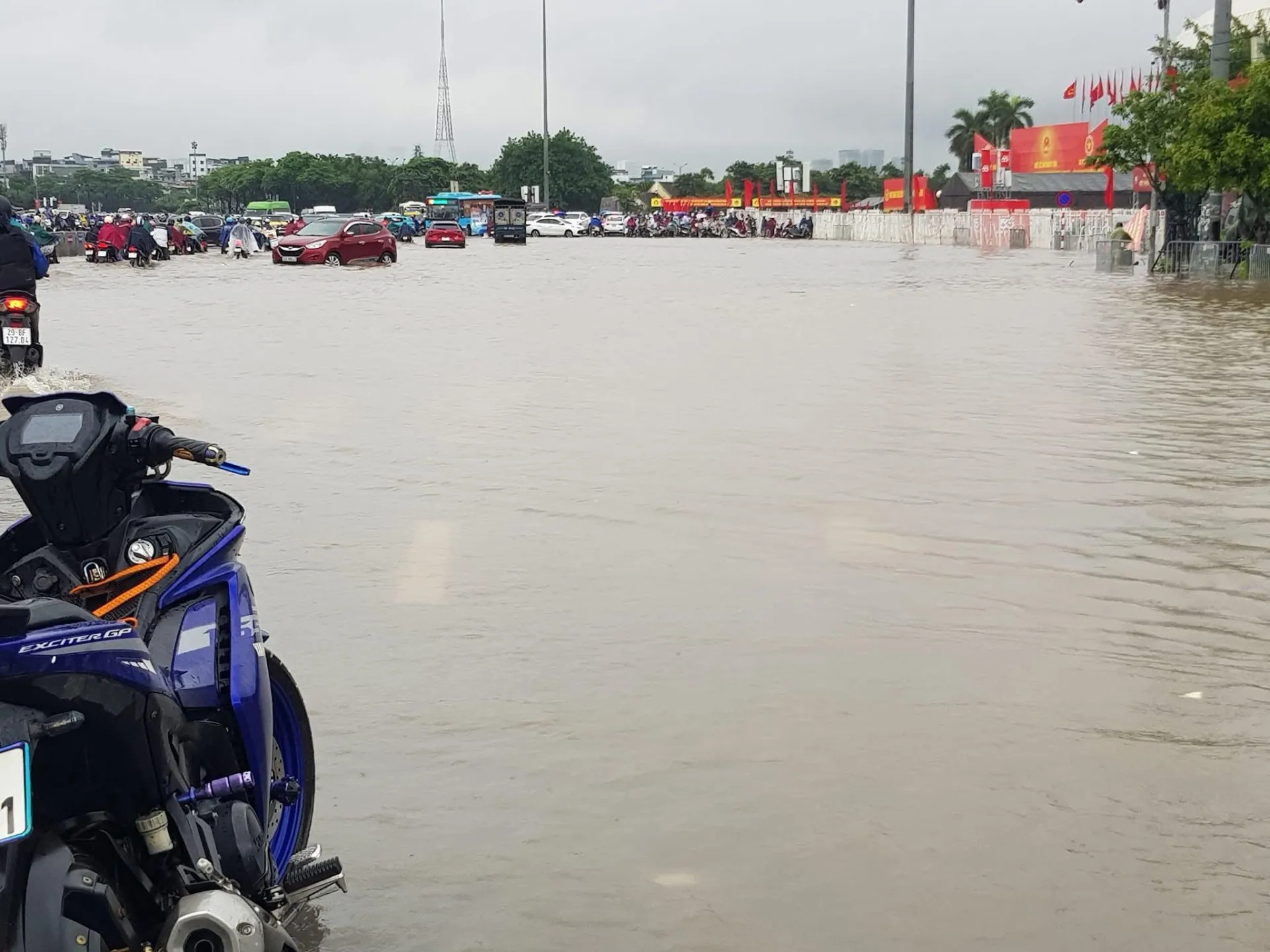 Phía Tây Hà Nội chìm trong biển nước sau mưa lớn do bão số 5
