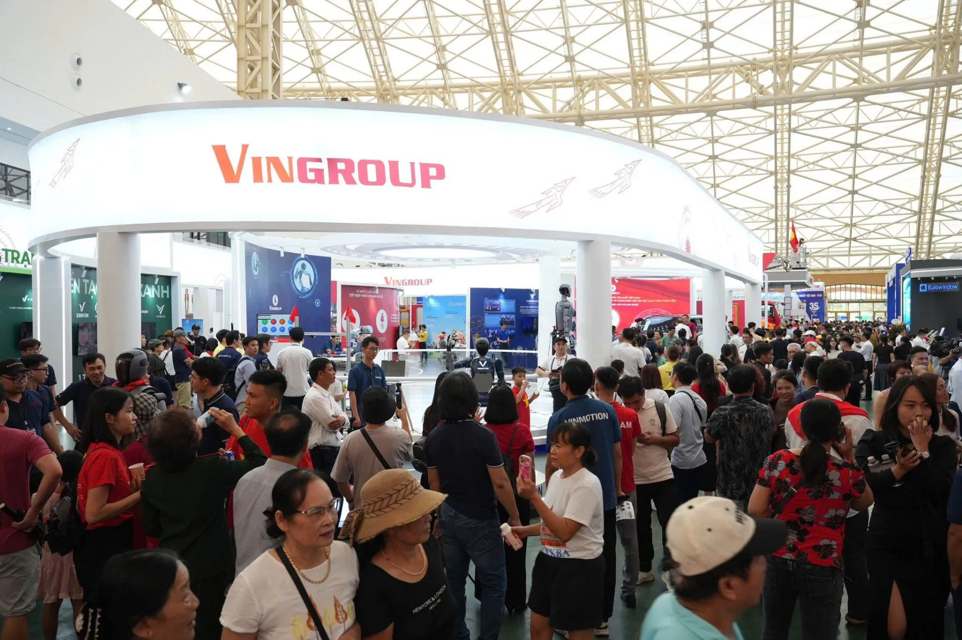 Hơn 230.000 khách đến VEC ngày khai mạc Triển lãm thành tựu đất nước: “Bằng chứng sống” cho tiềm năng sinh lời của Boutique Gate 