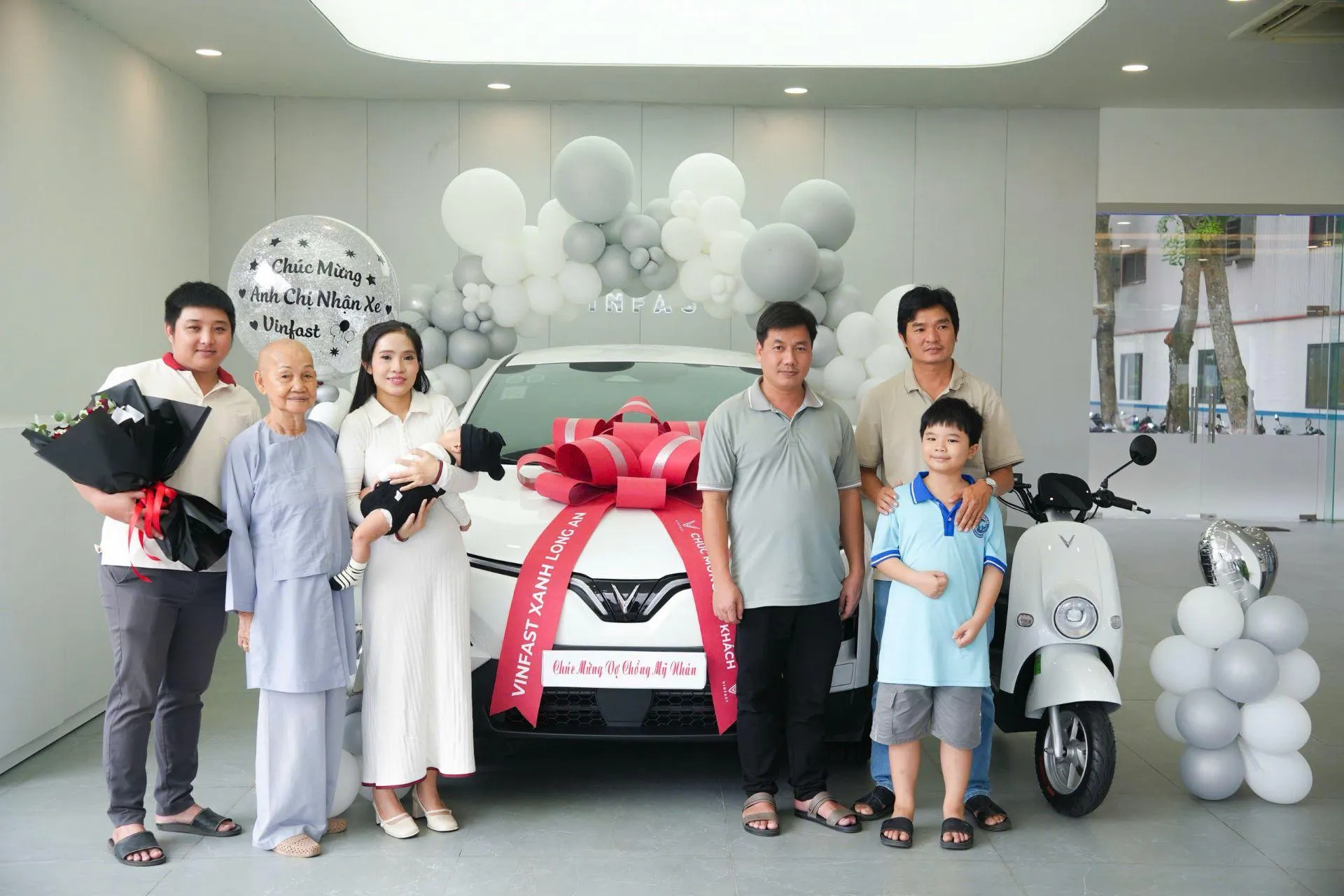Khách hàng VinFast mua 1 được 2: Chưa kịp chạy đã “lời”