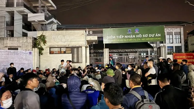 Hỗn loạn xuyên đêm tại điểm nộp hồ sơ nhà ở xã hội Kim Chung: Hàng trăm người thức trắng để giữ suất
