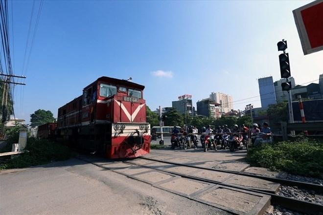 Điểm tin BĐS - tài chính 8/11: Sửa 184 tuyến đường ngang qua đường sắt trước năm 2025