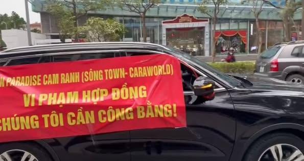 Hàng chục khách hàng căng băng rôn 'tố' chủ đầu tư dự án KN Paradise Cam Ranh vi phạm hợp đồng