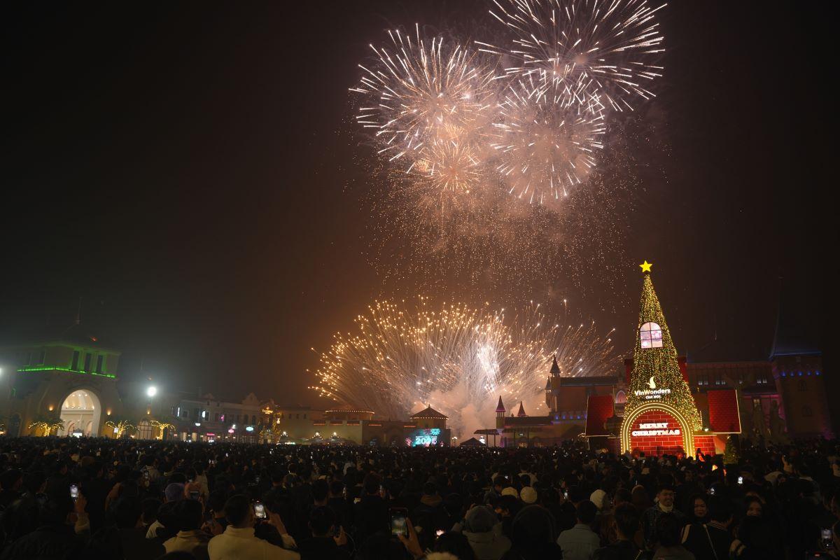 “Vũ trụ Vin” hóa “thánh địa countdown”, đón gần 1 triệu người trong đại tiệc chào năm mới 2025
