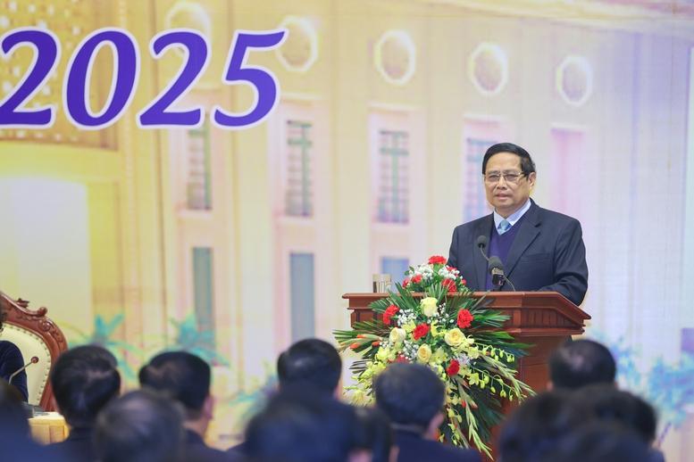 Thủ tướng Phạm Minh Chính yêu cầu ngành ngân hàng đẩy mạnh ưu đãi cho cả người xây và người mua nhà ở xã hội