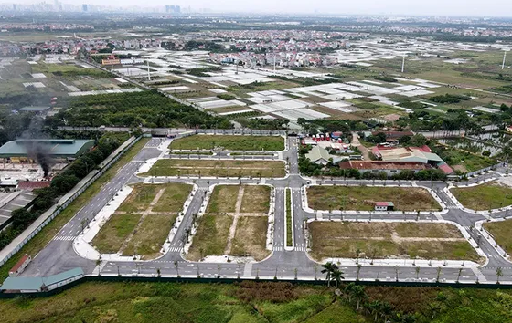Điểm tin BĐS - tài chính 21/4: Sau đấu giá 158 triệu đồng/m2, hàng ngàn người xếp hàng đấu giá đất ở Hưng Yên