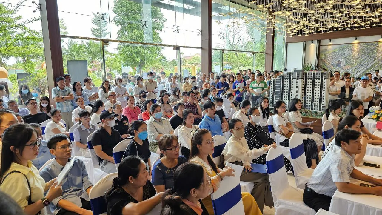 Bốc thăm chọn căn hộ nhà ở xã hội tại Huế thu hút đông đảo người dân