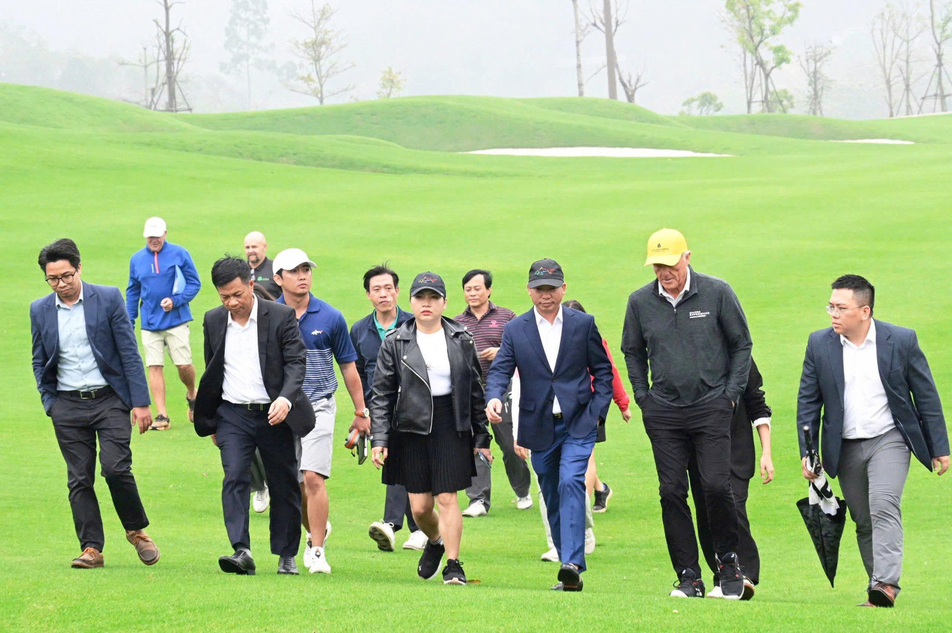 Huyền thoại 'Cá mập trắng' Greg Norman khảo sát sân golf T&T Văn Lang Empire chuẩn bị cho trải nghiệm 18 hố