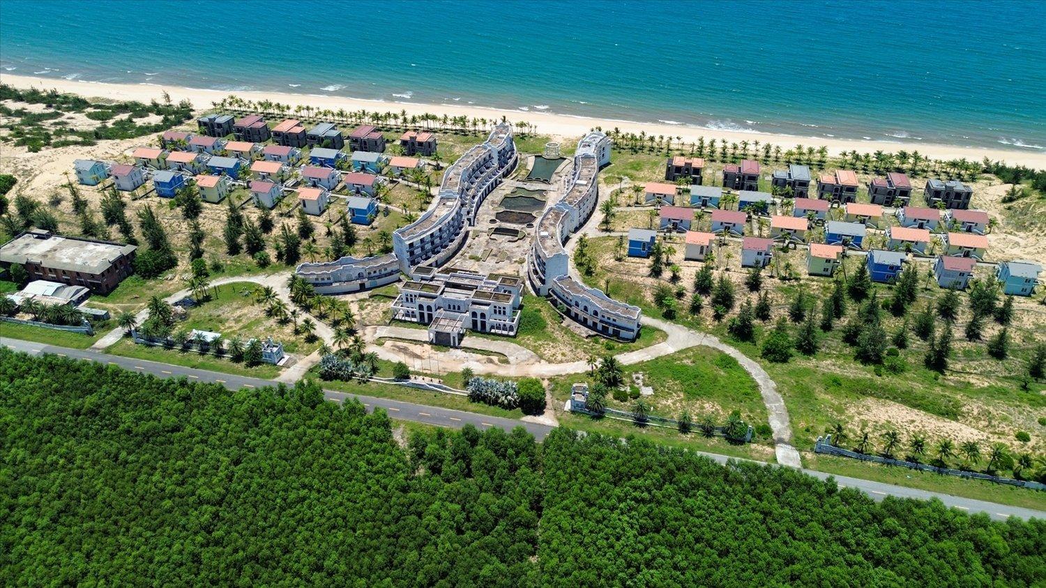 Dự án nghỉ dưỡng 'Huyền thoại Địa Trung Hải' bị bỏ hoang bên bờ biển Lăng Cô được đưa ra đấu giá, khởi điểm 500 tỷ