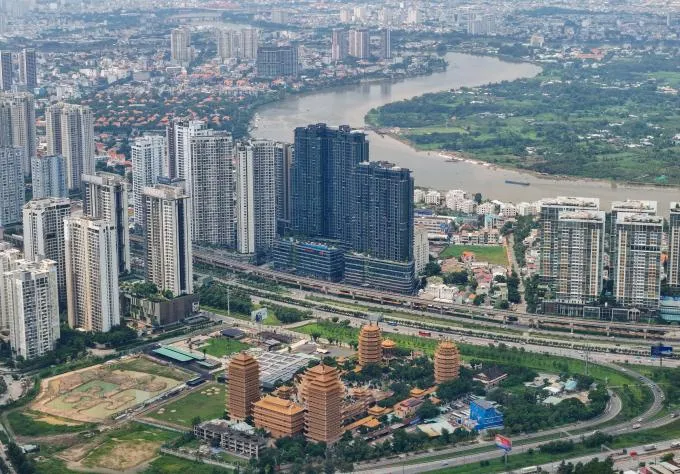 Hơn một nửa căn hộ tại TP.HCM vẫn 'neo cứng' trên 100 triệu/m2