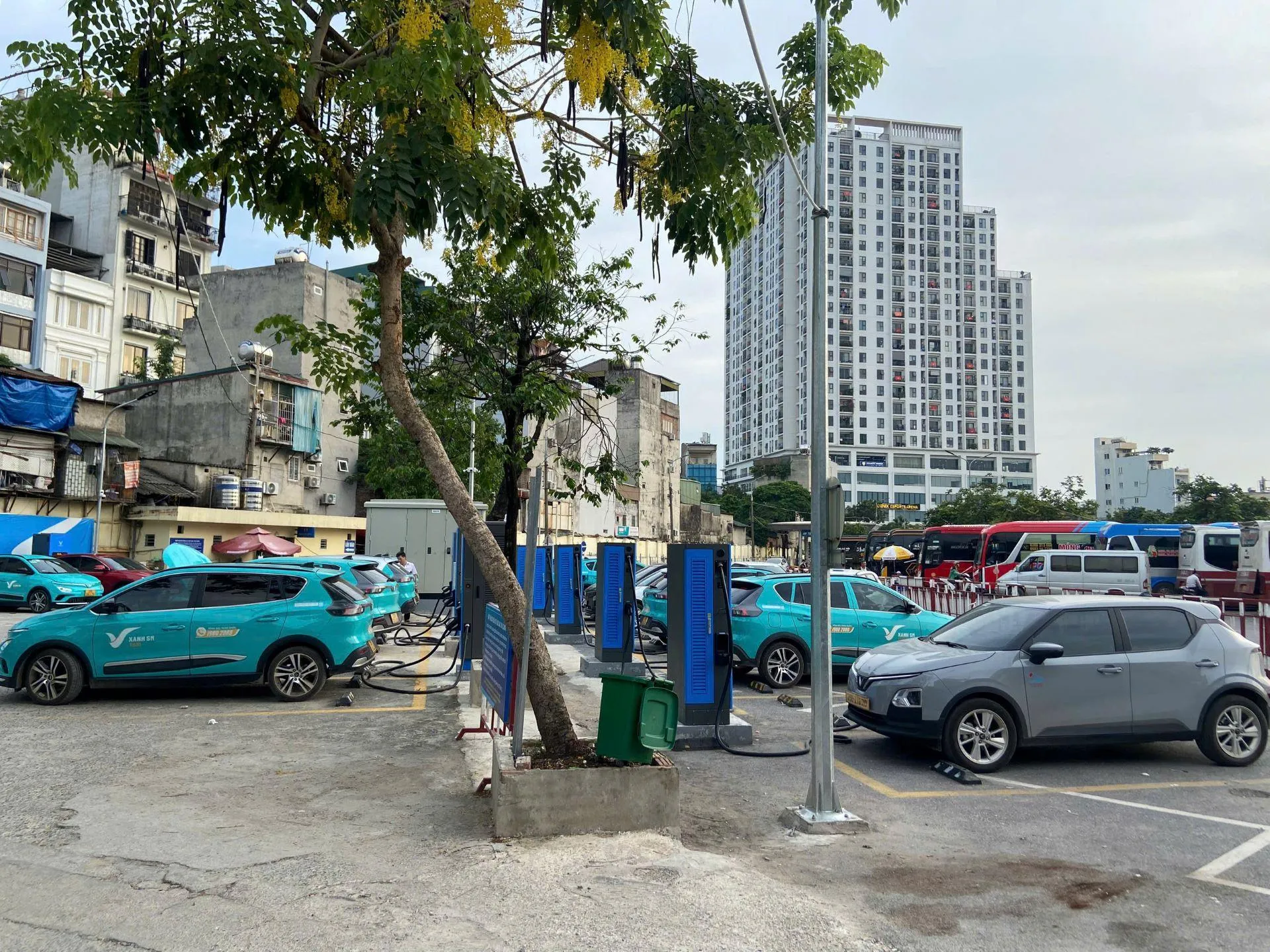 Mô hình trạm sạc tại bến xe mang tới nhiều lợi ích cho người dùng