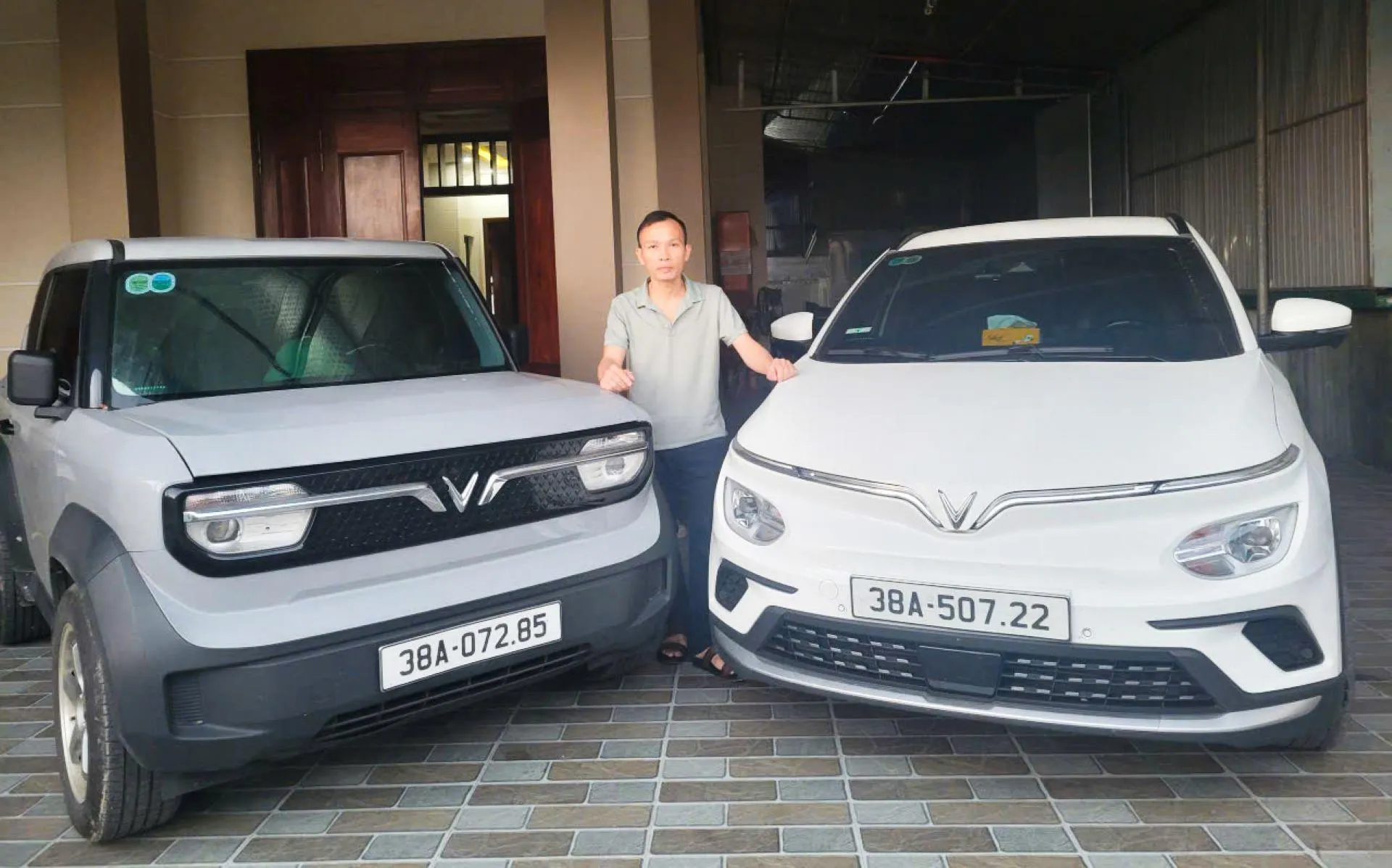 Không muốn quay lại xe xăng, vợ chồng giảng viên ở Hà Tĩnh chốt liền tay 2 xe điện VinFast chỉ trong một năm