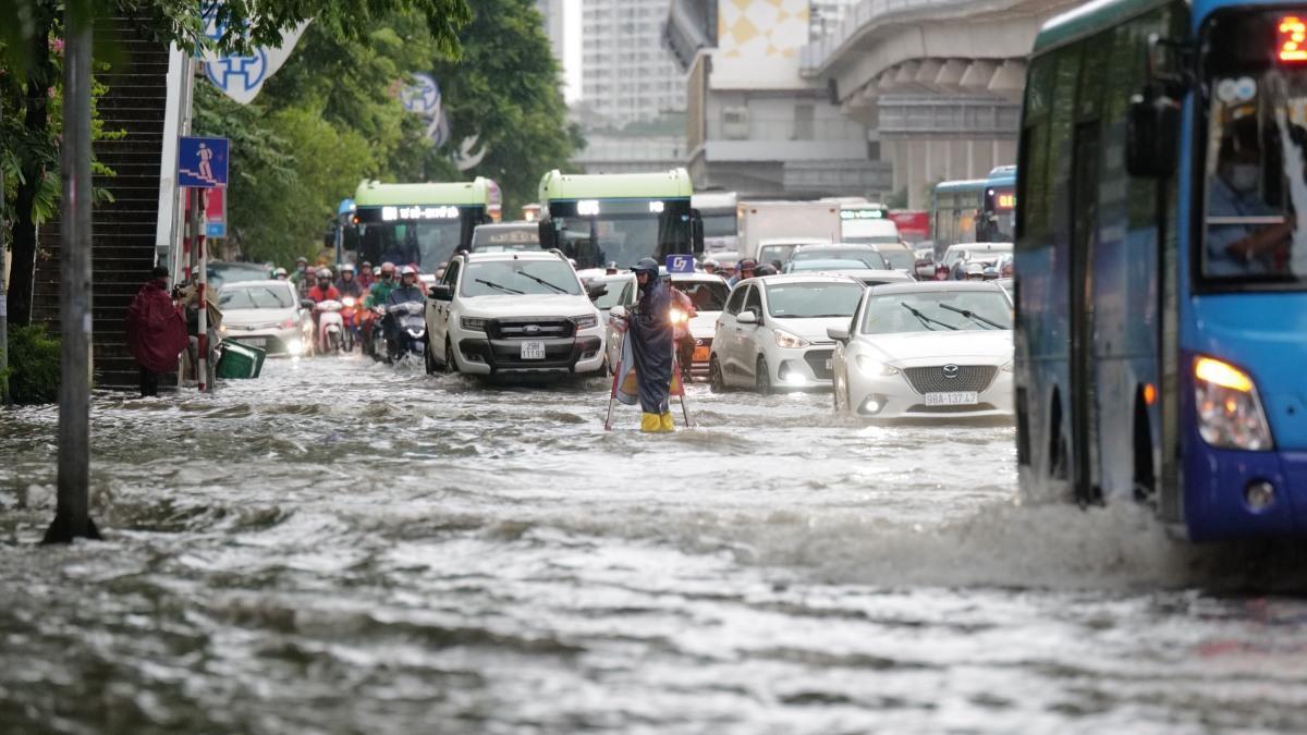 Hà Nội mưa lớn, ngập sâu nhiều tuyến phố