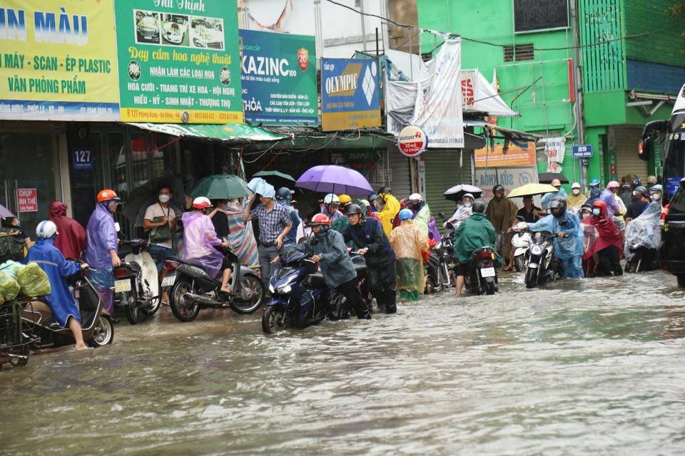 Hà Nội: Mưa lớn đầu giờ sáng, nhiều tuyến đường ngập sâu đến nửa mét