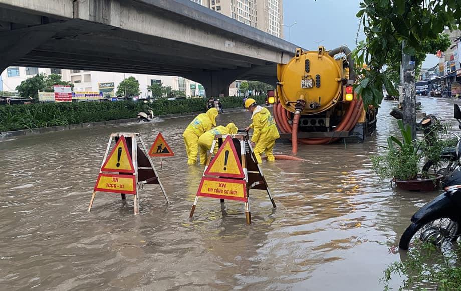 Hơn 40 điểm ở Hà Nội ngập sâu và ùn tắc nghiêm trọng sau trận mưa lớn rạng sáng nay (16/9)