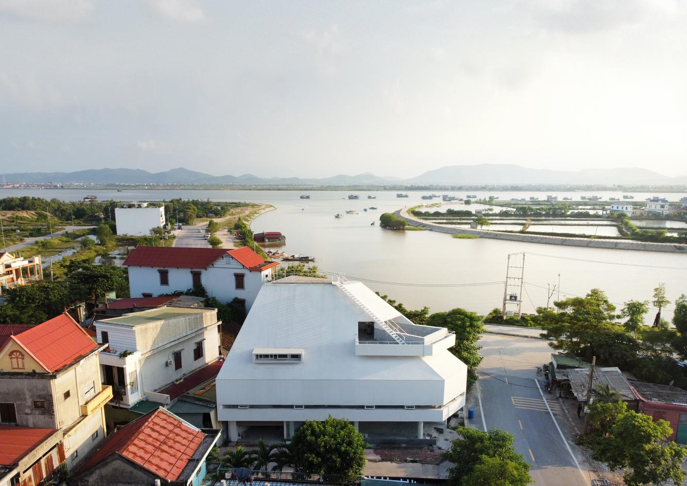Ngôi nhà giữa lòng phố thị ven sông được lấy cảm hứng từ hang động