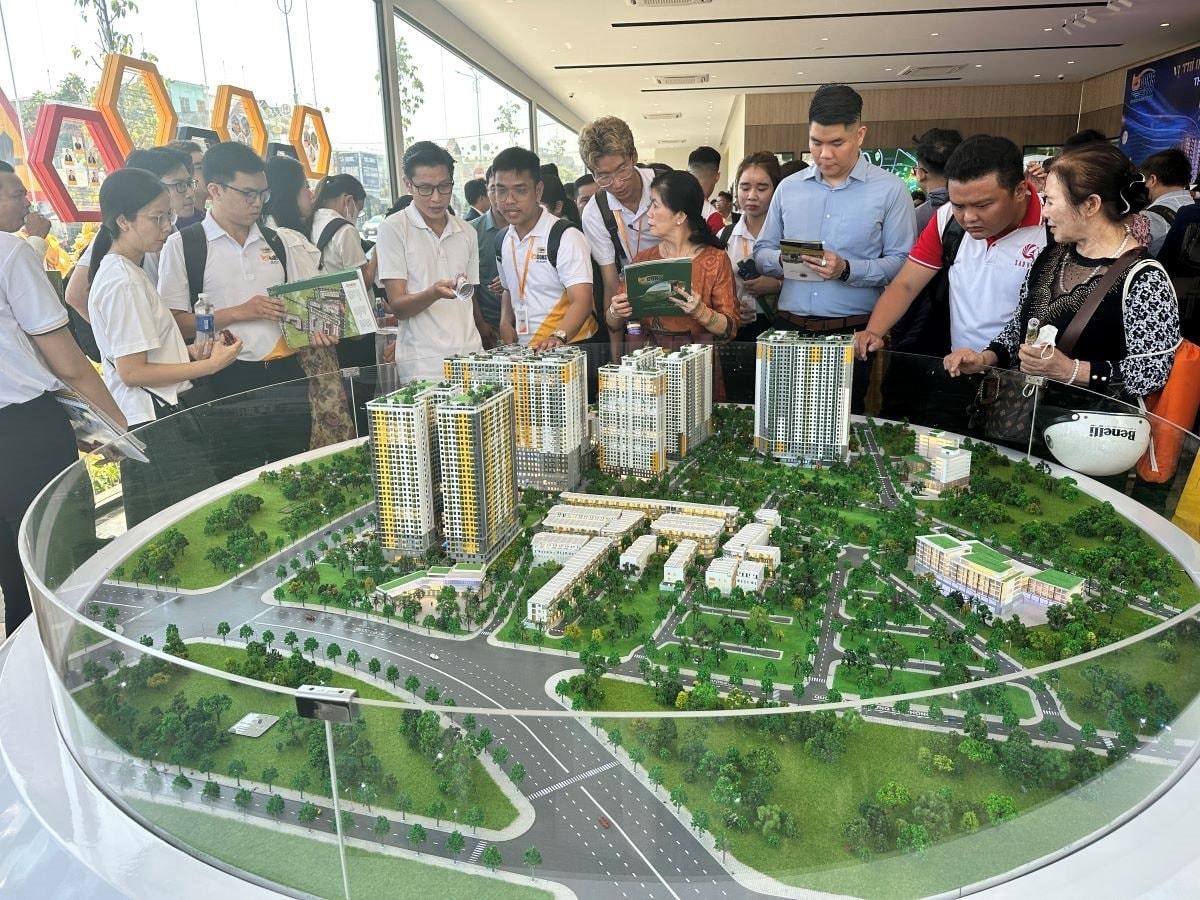 Thị trường địa ốc ấm lên, doanh nghiệp rục rịch 'bung' hàng mới