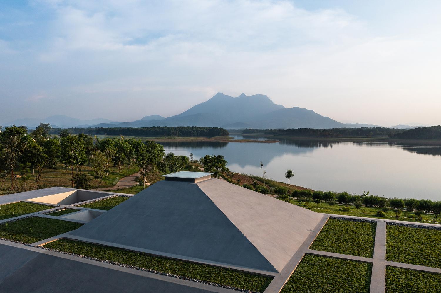 Đắm mình giữa thiên nhiên hùng vĩ tại biệt thự hồ Suối Hai