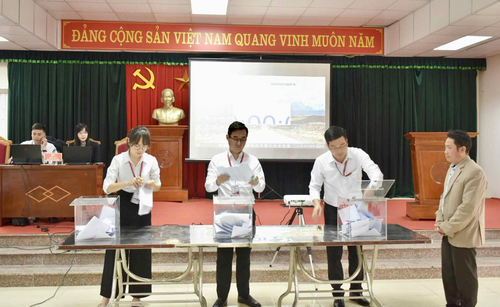 Giá đất Mê Linh lập đỉnh mới trong phiên đấu giá 29 thửa đất