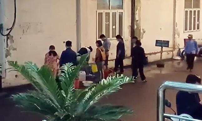Cư dân một chung cư ở Hà Đông 'sống dở chết dở' vì nước sinh hoạt bốc mùi lạ