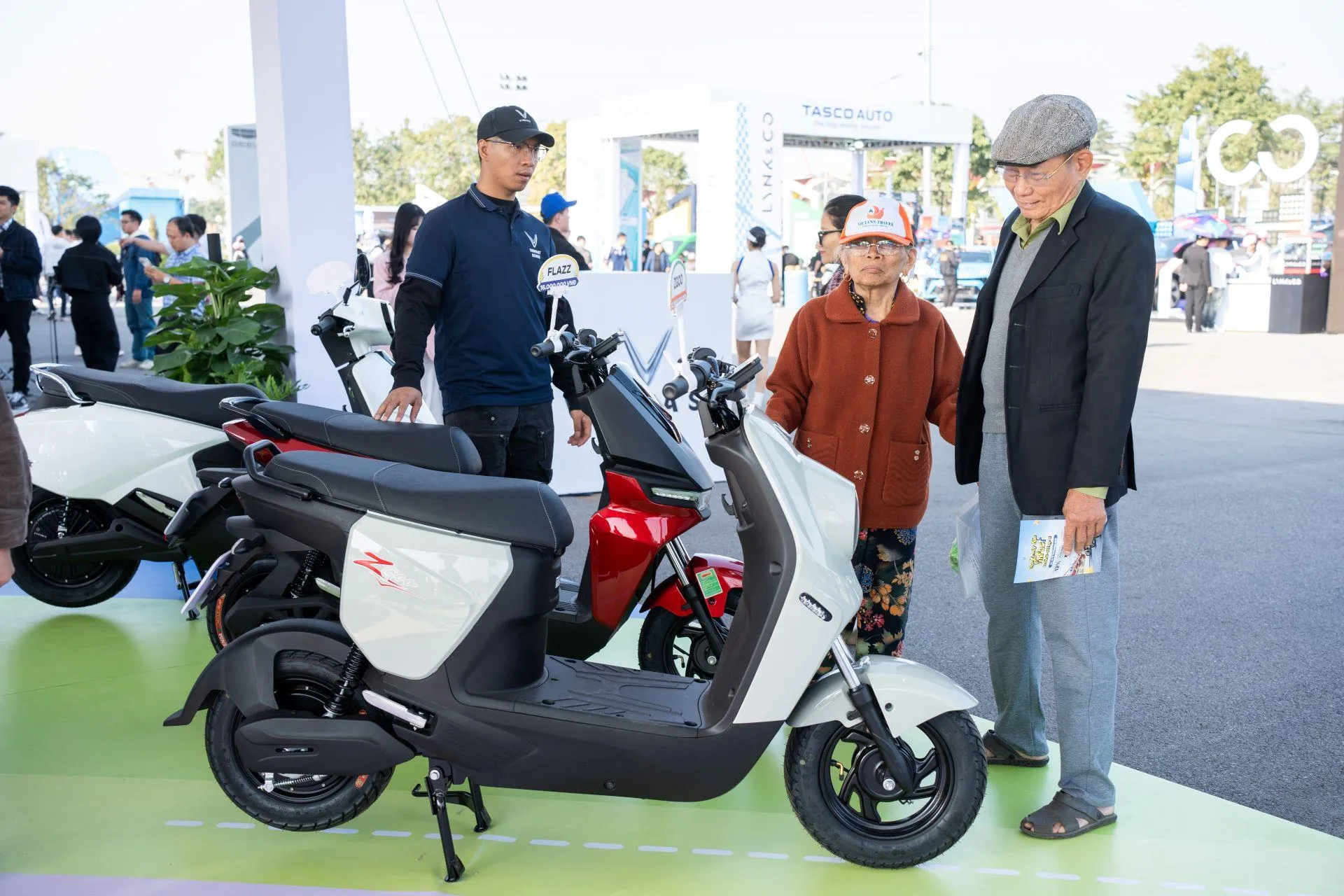 VinFast ZGoo: Xe máy điện 'đo ni đóng giày' cho học sinh và người nội trợ đi phố